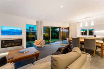 2/2 Rahopara Street, Castor Bay