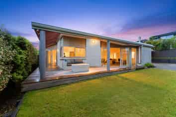 2/2 Rahopara Street, Castor Bay