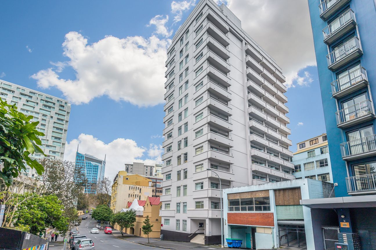 Corner Apartment with Income Through 2027 - Ansicht 3
