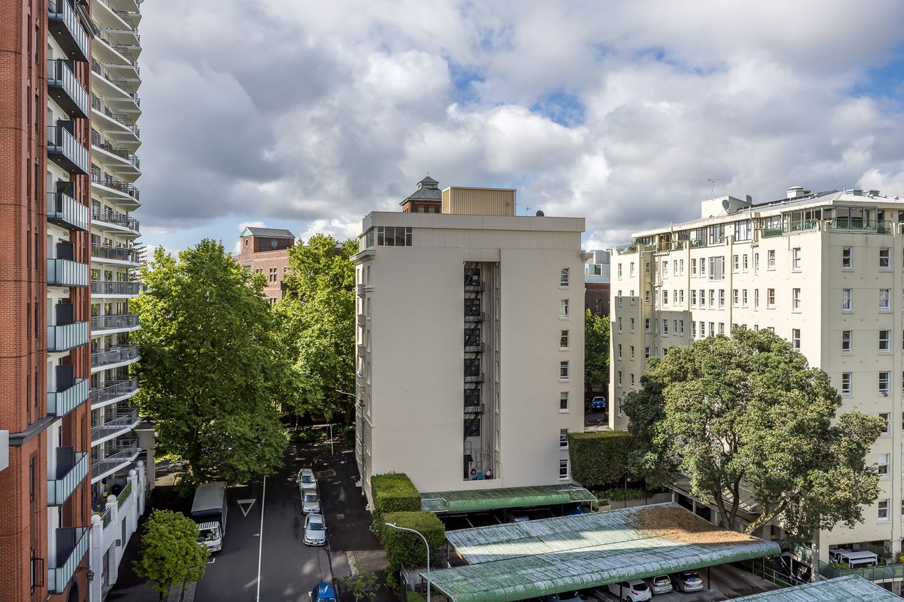 Corner Apartment with Income Through 2027 - Mehr