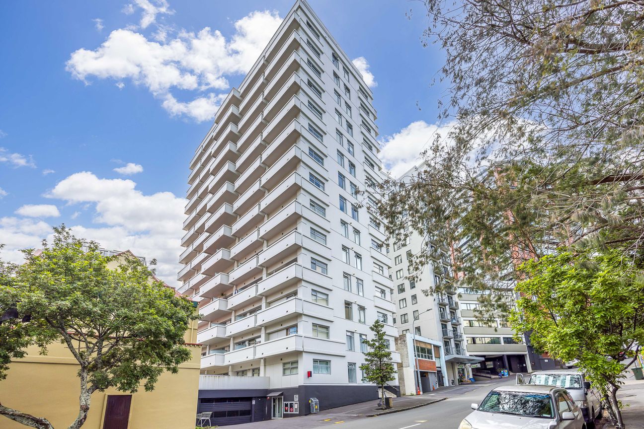 Corner Apartment with Income Through 2027 - Ansicht 4