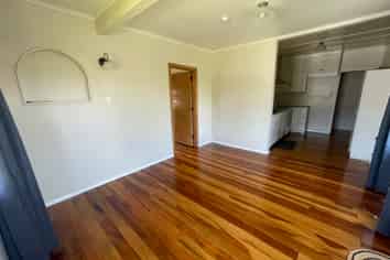 2/705 Avenue Road West, Hastings