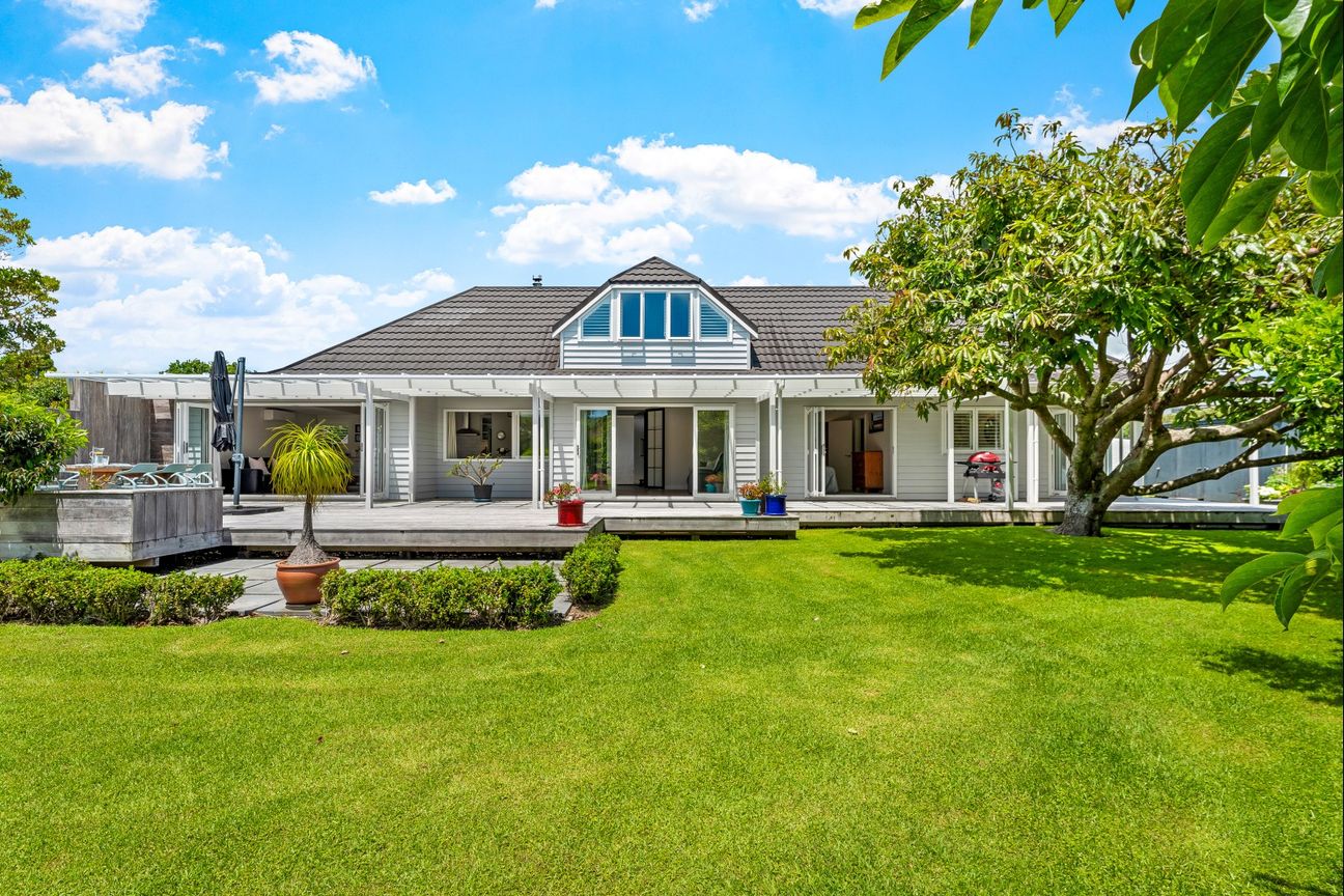 Timeless family home on 2,923sqm - Widok 5