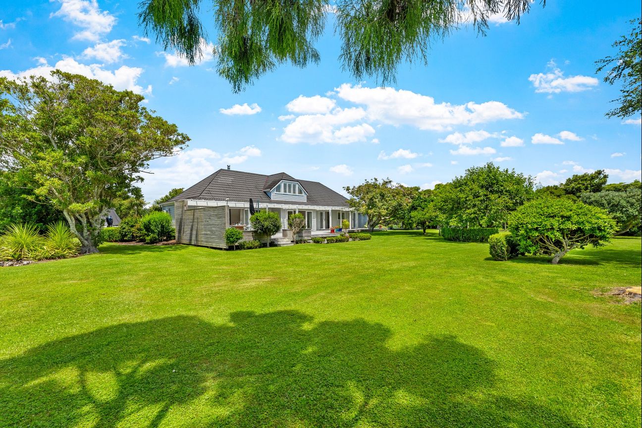 Timeless family home on 2,923sqm - Widok 4