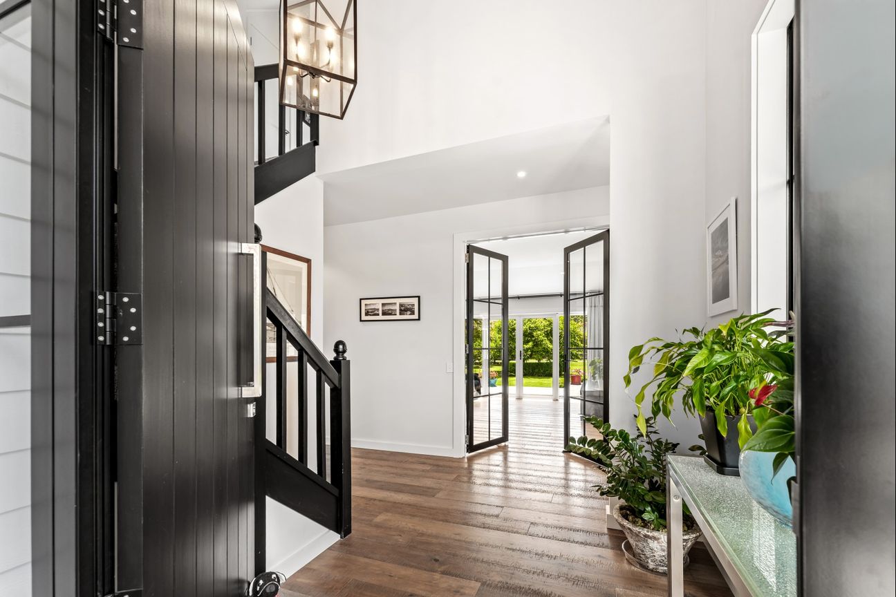Timeless family home on 2,923sqm - Więcej
