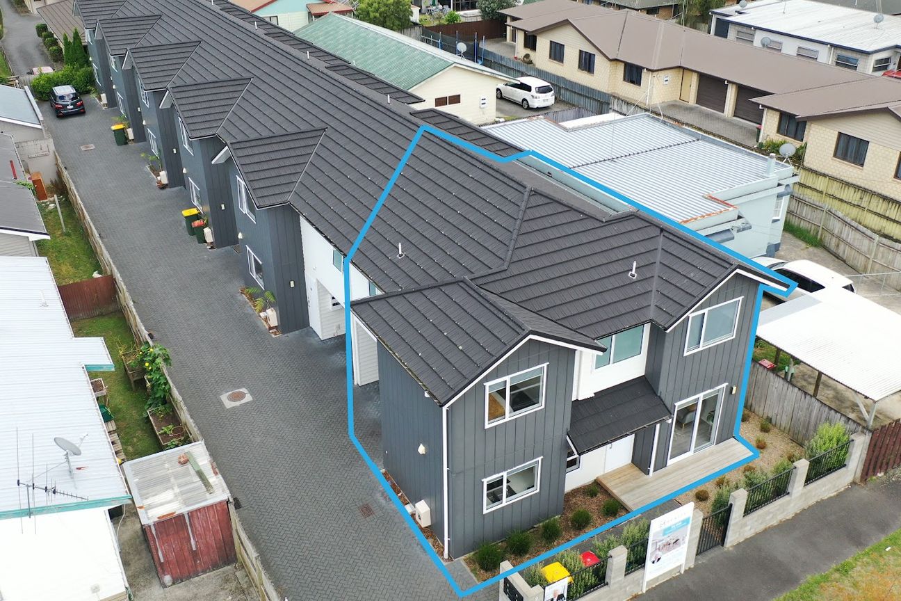 PRICE DROP - Vendor Says Sell - 3 BED TOWNHOUSE - Aanzicht 2