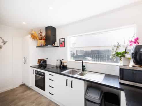 16 Thomson Street, West End