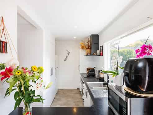 16 Thomson Street, West End