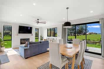 21 Copper Beech Road, Woodend