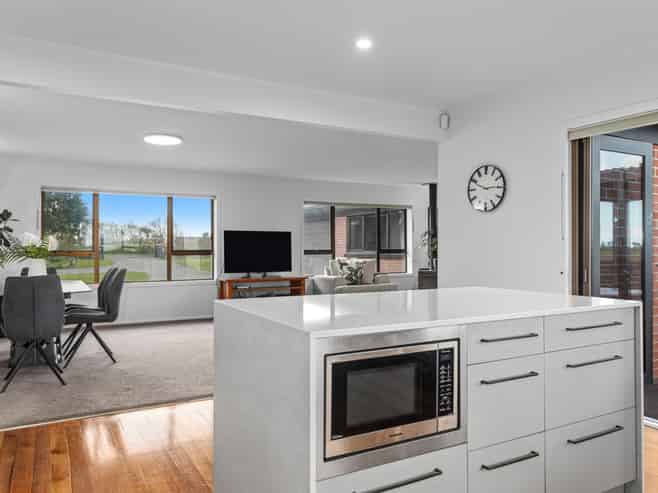 97 East Bank Road, Thornton