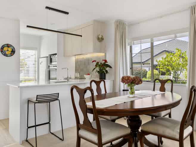 18 Lakeridge Close, Rangatira Park