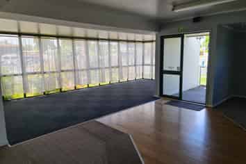 Standout Office – Exceptional Exposure & Parking