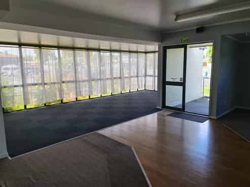 Standout Office – Exceptional Exposure & Parking