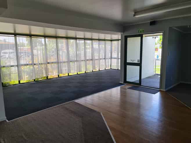 Standout Office – Exceptional Exposure & Parking