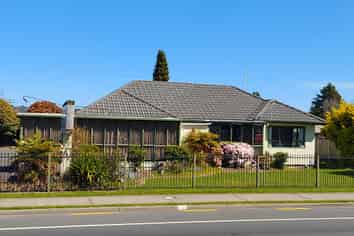 Standout Office – Exceptional Exposure & Parking