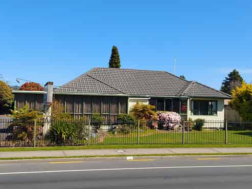 Standout Office – Exceptional Exposure & Parking