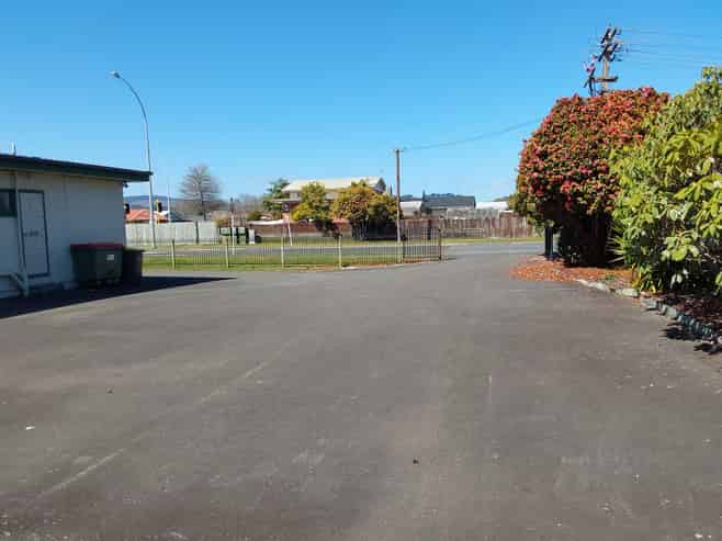 Standout Office – Exceptional Exposure & Parking