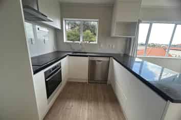 1/16 Cambric Place, Botany Downs