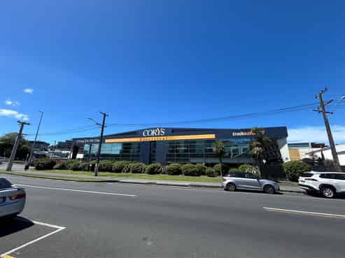 Large Format City Fringe Retail Opportunity