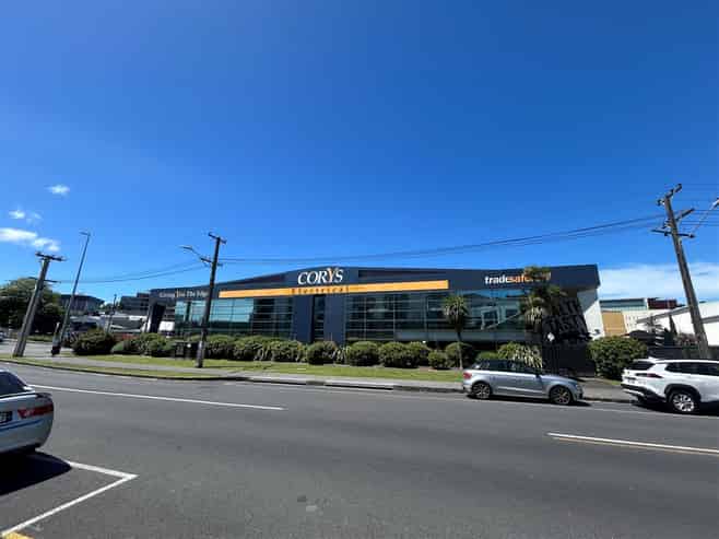 Large Format City Fringe Retail Opportunity