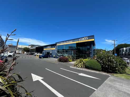 Large Format City Fringe Retail Opportunity