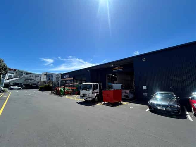 Large Format City Fringe Retail Opportunity