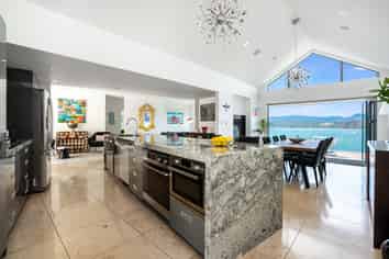 8 Nevay Road, Karaka Bays