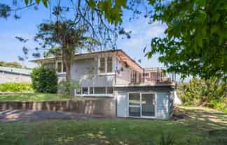 60 Woodfern Crescent, Titirangi