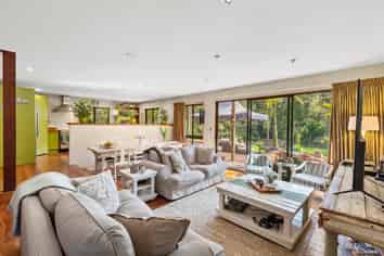 16 Jack Barry Road, Waitoki