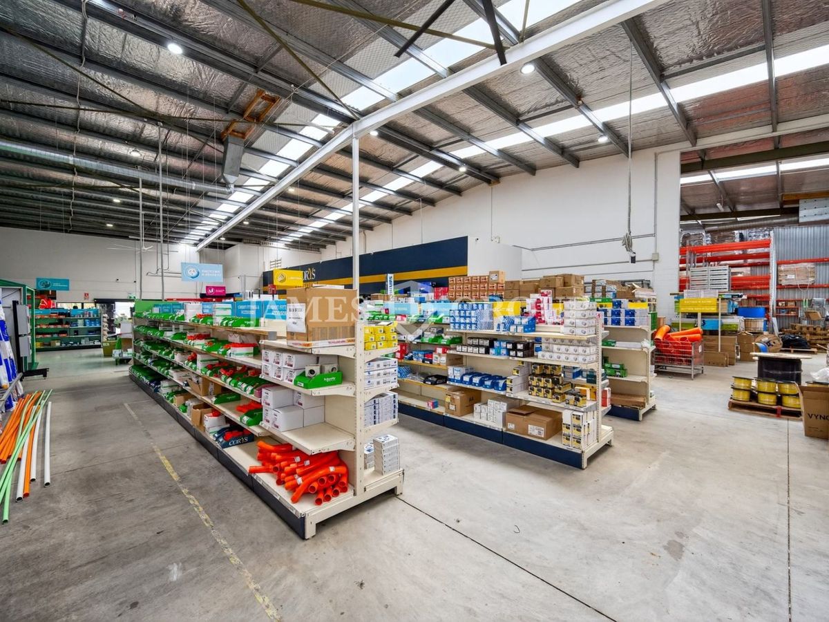 CENTRAL WAREHOUSE WITH OFFICE - Mehr