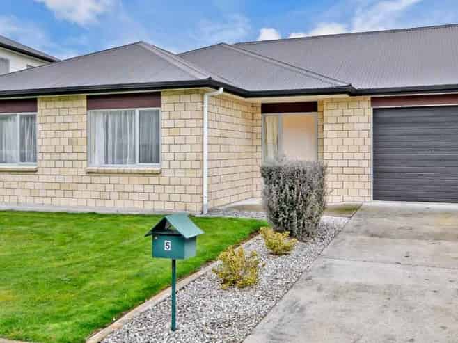 5 Rene Way, Huntington