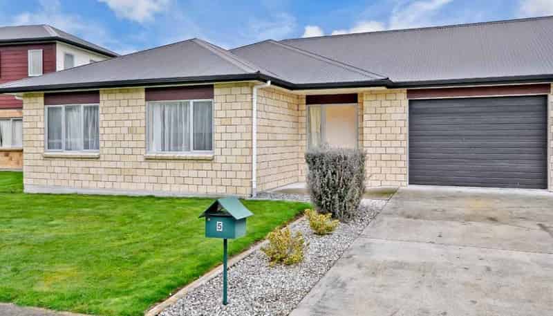 5 Rene Way, Huntington