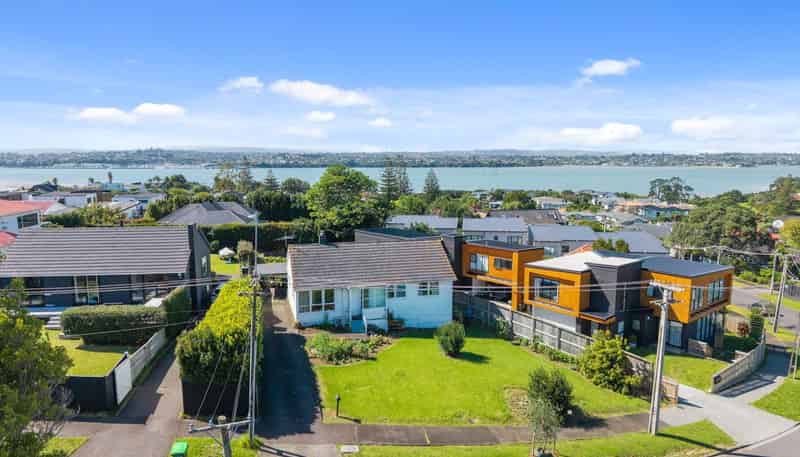 8 Clairville Crescent, Waiotaiki Bay