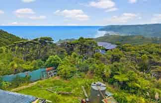 15 Log Race Road, Piha