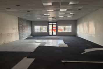 Newly refurbished high-exposure retail in Howick