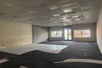 Newly refurbished high-exposure retail in Howick
