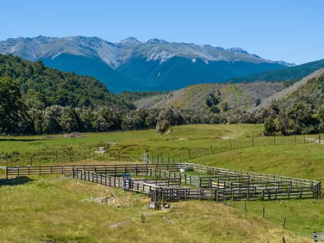 990 Howard Vallley Road, Howard