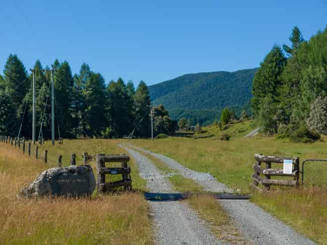 990 Howard Vallley Road, Howard