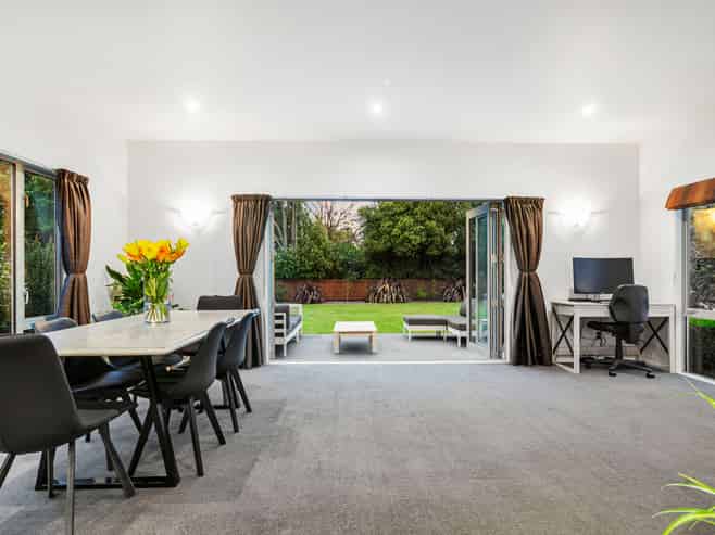 87 Travis Country Drive, Burwood