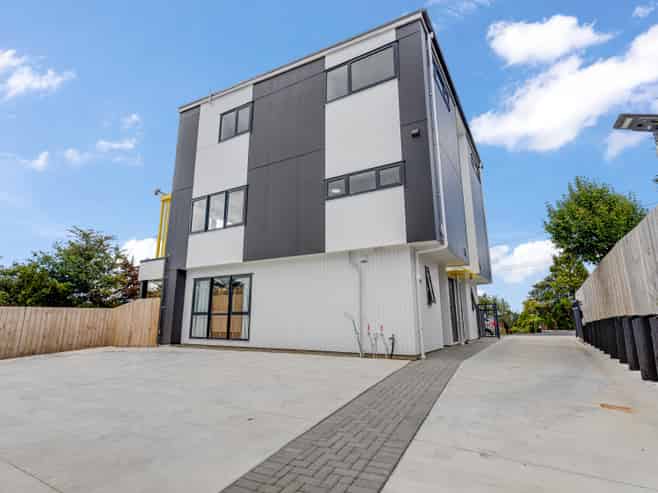 3 & 4/43A Waimumu Road, Massey