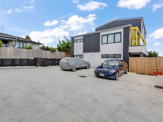 3 & 4/43A Waimumu Road, Massey