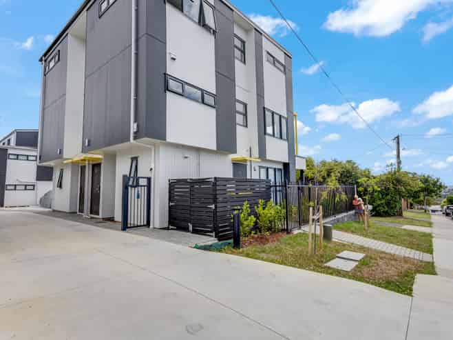 3 & 4/43A Waimumu Road, Massey