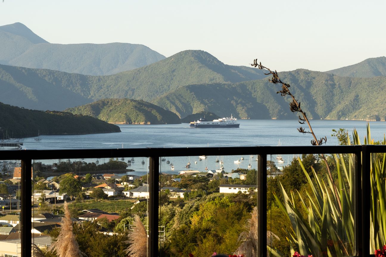 Queen Charlotte Looking Glass - Vista 2