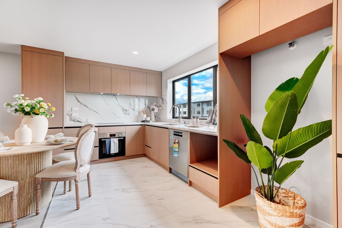 Brand-New Dual Living Opportunity - Widok 3