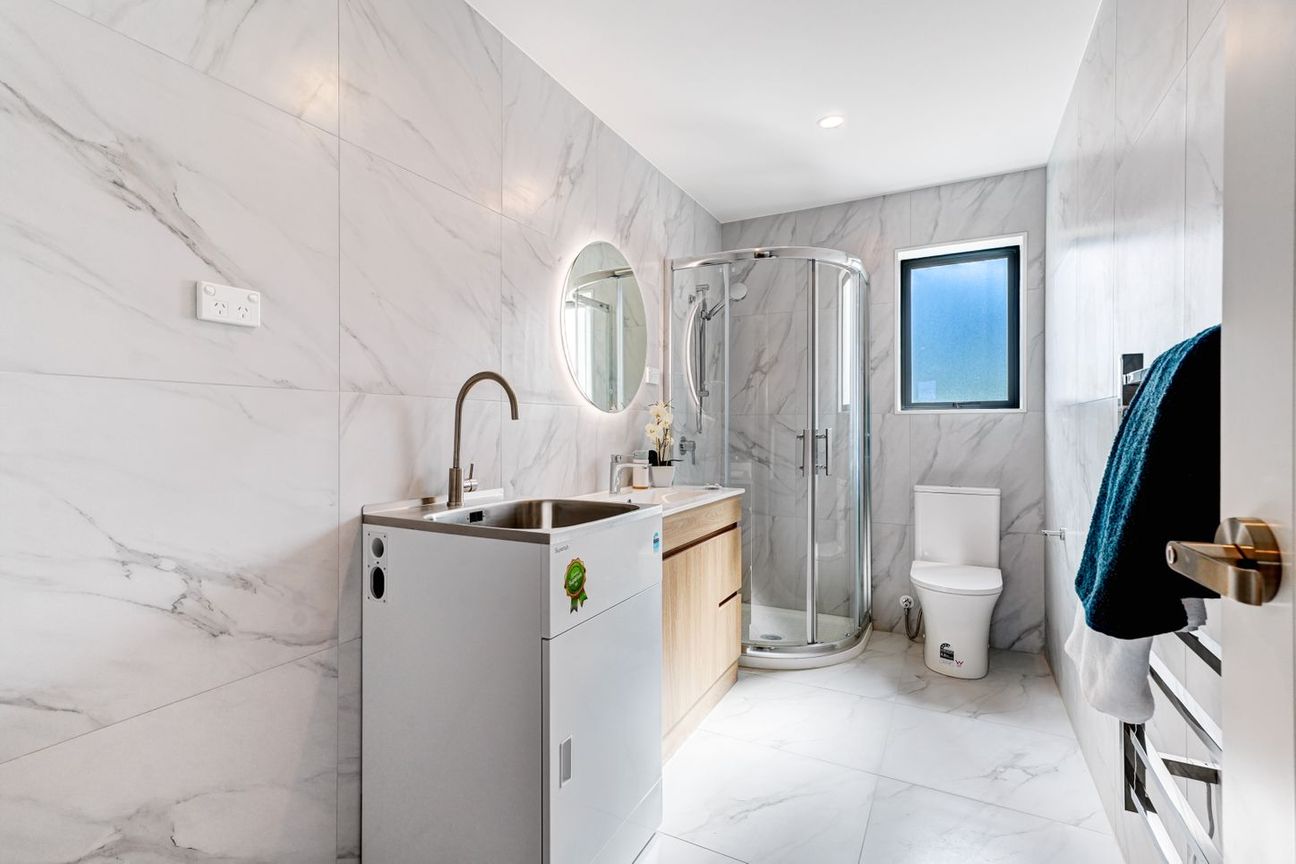 Brand-New Dual Living Opportunity - Widok 4