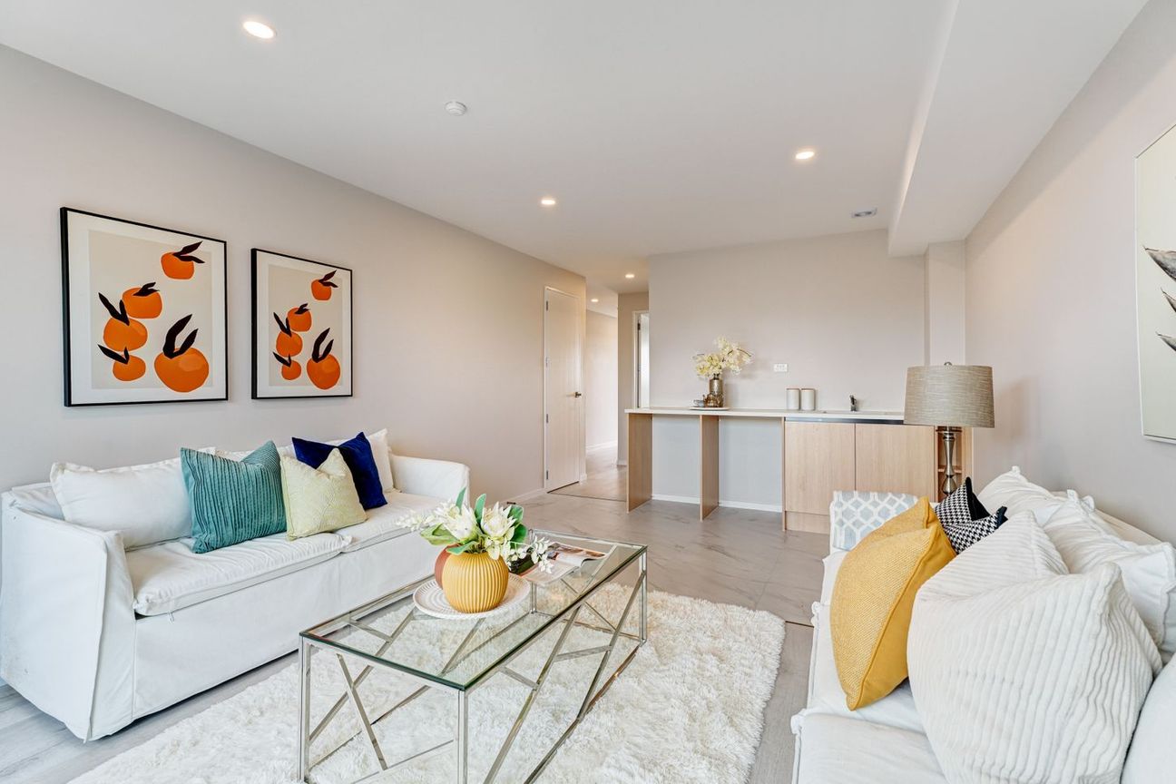 Brand-New Dual Living Opportunity - Więcej