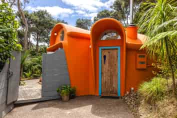 54 Crescent Road East, Ostend