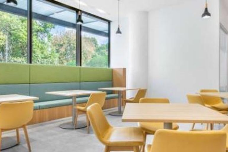 Modern Office for Six Staff - Aanzicht 2
