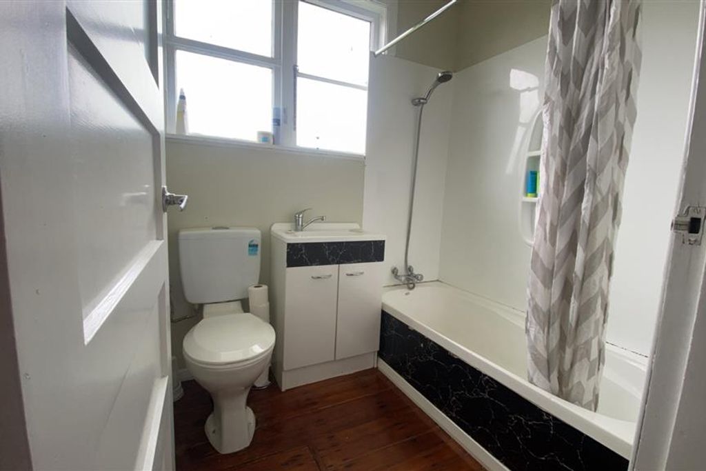 3 Bedroom Home - Quiet West Side Location - Vista 3