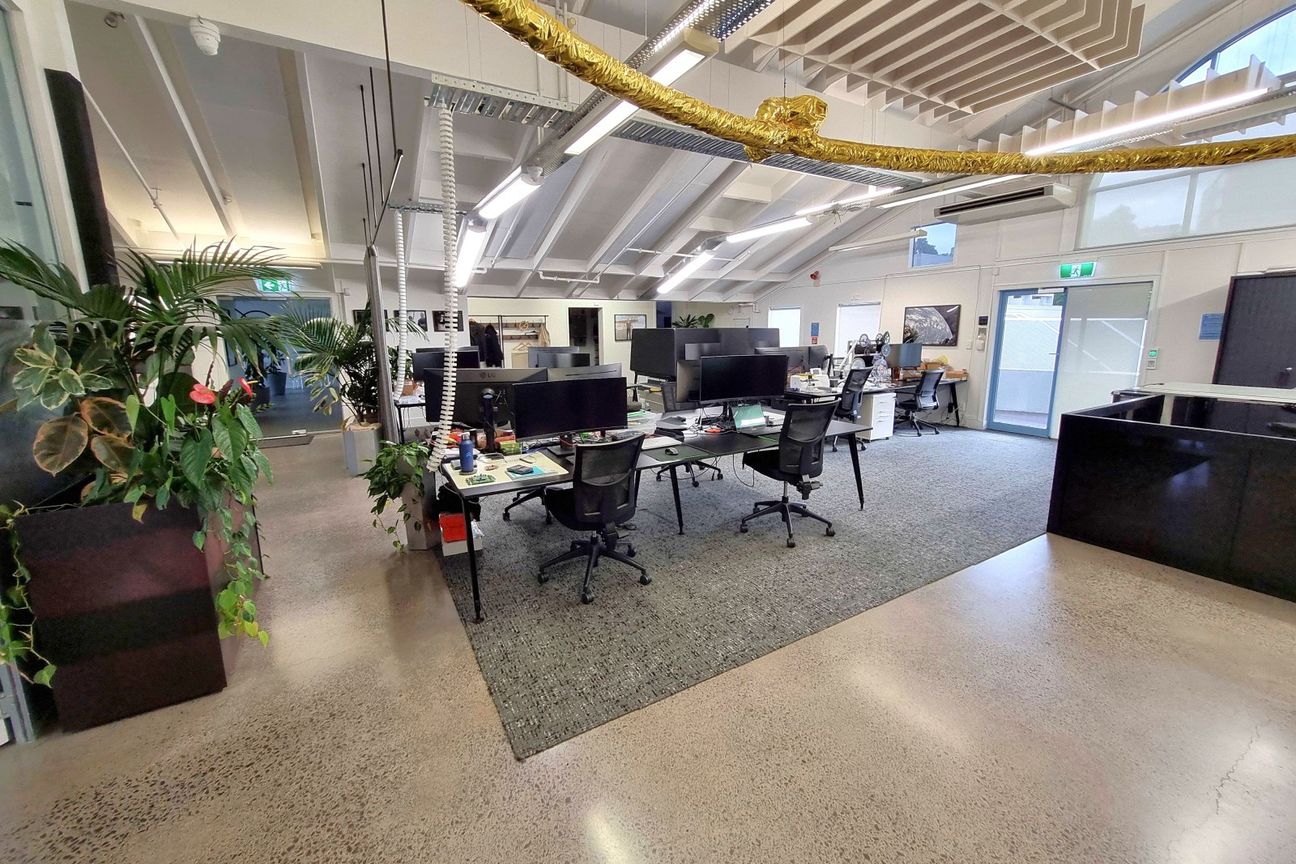 Prime Parnell Sunlit Top-Floor Office - Bild 3